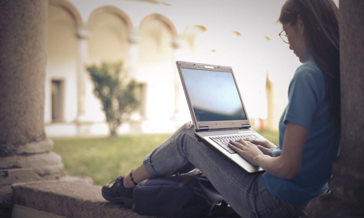 girl-with-a-laptop-DAY4WTP